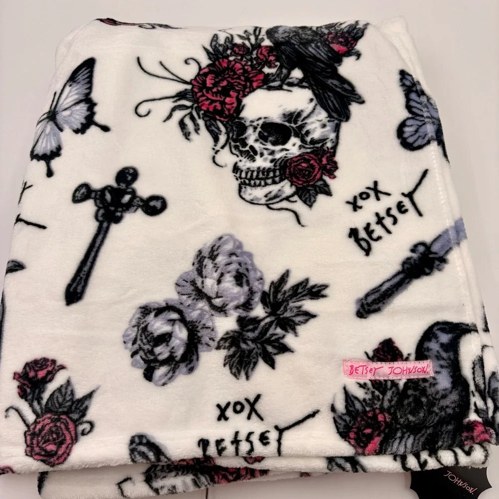 Betsey Johnson Halloween Ultra Plush Throw Blanket Gothic Skull Raven Pink Rose